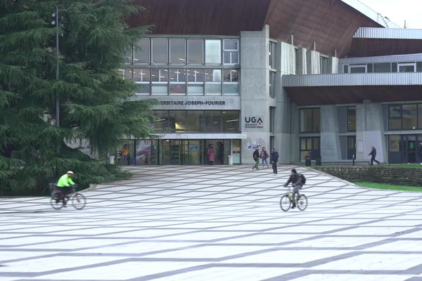 Le parvis de l'université Grenoble-Alpes à Saint-Martin-d'Hères (Isère) le 22 décembre 2023.