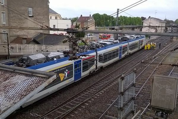 Le TER immobilisé en gare de Pont-à-Mousson (54).