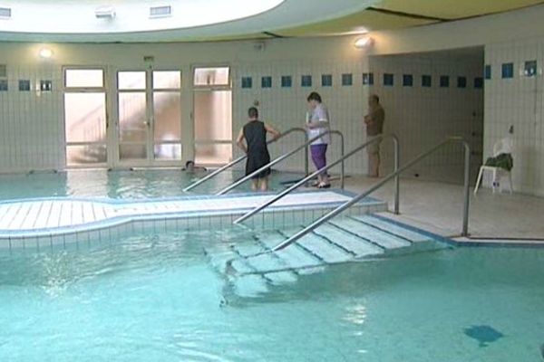 La piscine des Thermes de Néris-les-Bains a finalement pu rouvrir mardi matin après une série d'incidents.