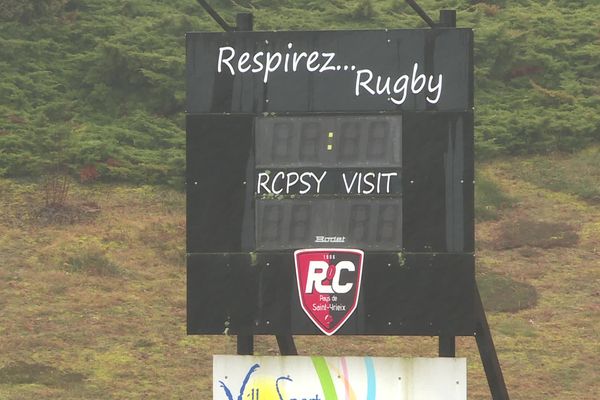 Le panneau d'affichage du club de rugby du Pays de Saint-Yrieix à l'arrêt.