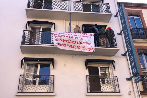 Une cinquantaine de jeunes migrants isolés occupe l'hôtel Caravelle, près de la gare à Toulouse (Haute-Garonne).