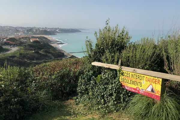 À Bidart, dans les Pyrénées-Atlantiques, l'érosion marine menace la corniche.