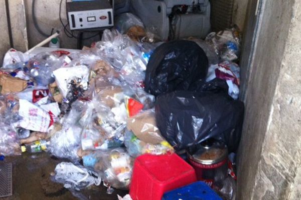 Les poubelles non ramassées à la gare Saint Charles.