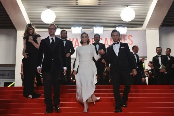 Le réalisateur James Gray Marion Cotillard et l'acteur américain Jeremy Renner après la projection de "The Immigrant"