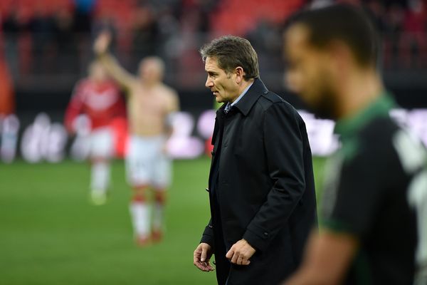 L'entraîneur du RC Lens Philippe Montanier, le 10 novembre au stade du Hainaut (Valenciennes).