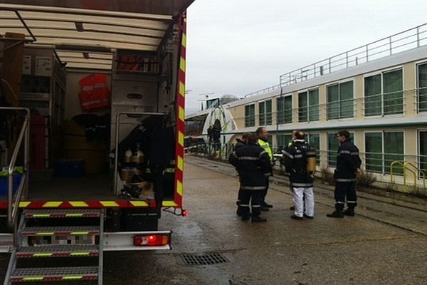 Les passagers d'un bateau de plaisance ont dû être évacués en raison d'émanations de chlore qui se dégageaient du navire.