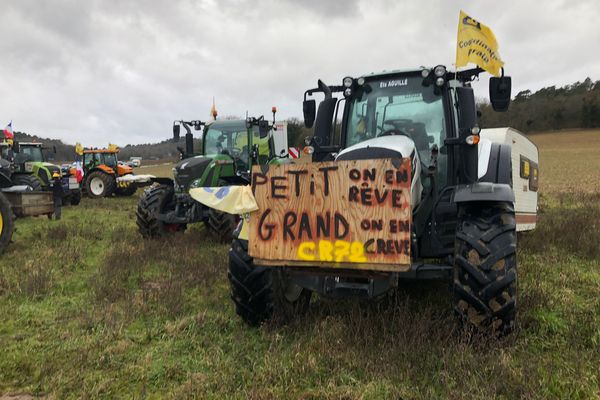 "Petit on en rêve, grand on en crève", peut-on lire sur une pancarte affichée par la Coordination rurale à Orveau ce lundi.