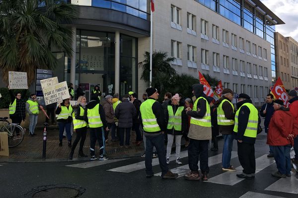 Une soixantaine d'habitants de Saint-Junien s'est rassemblée devant l'Agence régionale de santé à Bordeaux, ce vendredi, pour contester la fermeture du service d'oncologie de l'établissement.