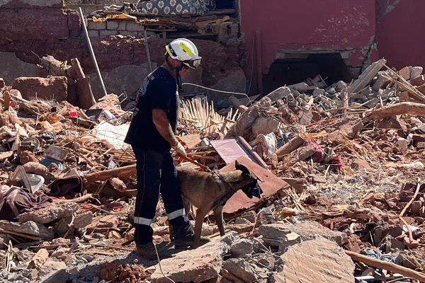 Patrick Villardry, de l'Unité légère d'intervention et de secours, sur des décombres à Ouirgane (Maroc), le 11 septembre 2023.