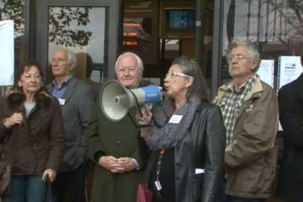 Mobilisation pour le "Cévenol" devant la gare d'Arles