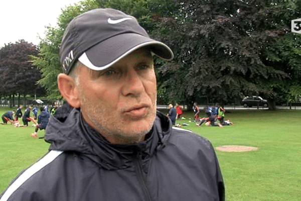 L'entraîneur du Stade Malherbe, Patrice Garande, dans le quartier du Chemin Vert à Caen ou l'équipe professionnelle s'entraîne actuellement