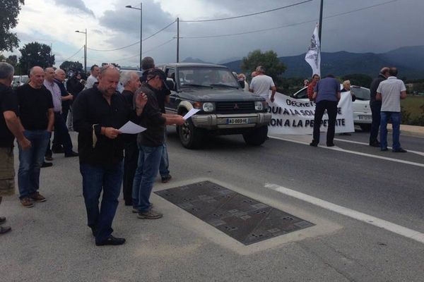 Environ 50 personnes participent à ce barrage filtrant sur la commune de Prunelli. 