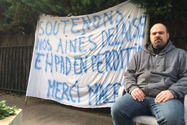 Anthony Lavergne entame une grève de la faim devant l'hôpital de Ribérac pour dénoncer la baisse de moyens dont souffrent les hôpitaux et les EHPAD