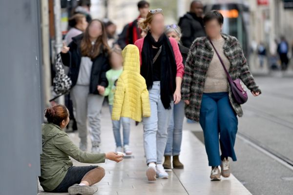 La pauvreté s'aggrave en France est touche plus particulièrement les femmes seules ou les mères isolées.