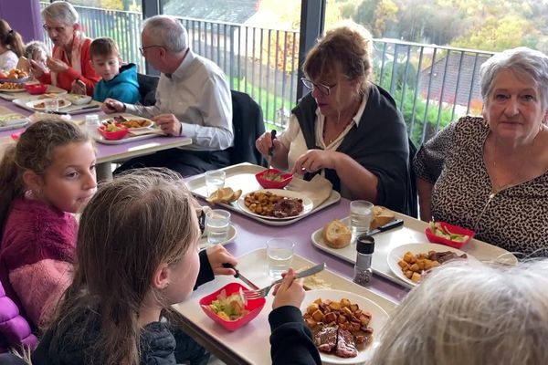 Depuis septembre 2023, une fois par semaine, les habitants de Cosnac de plus de 65 ans ont la possibilité de déjeuner au restaurant scolaire. Un moment convivial, de partage et d’échange à travers les ages.