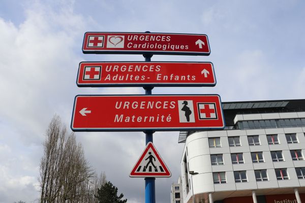 Le panneau indiquant l'entrée des différents services d'urgences, devant le CHU de Lille.