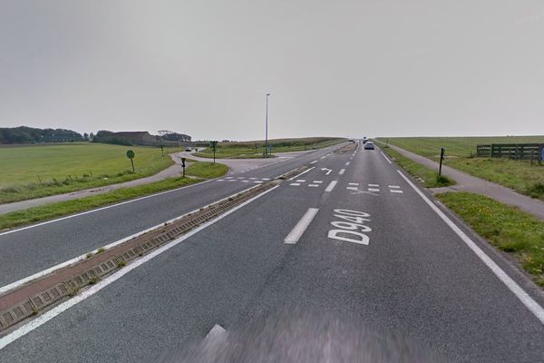 Alors qu'il traversait sur ce passage piéton situé sur la D940 entre Wimereux et Boulogne-sur-Mer, un cycliste a été mortellement percuté par un motard, lui aussi décédé.