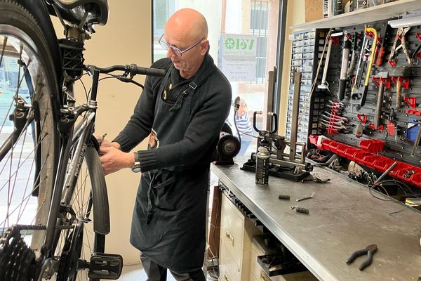 Pierre Fritsch dans son atelier de réparation de vélos, rue du Puits à Strasbourg.