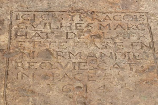 Stèle découverte sur le chantier de fouilles préventive de l'église de Saint-Orens à Auch, aujourd'hui disparue.