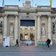 Des banderoles, sur la façade de la mairie de Bordeaux, dénoncent les coupes bugétaires prévus par la loi de finances du gouvernement Barnier.