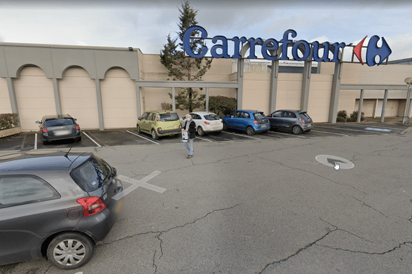 Alerte au colis piégé au supermarché Carrefour de Villefranche-de-Rouergue