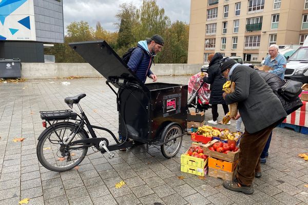 Chaque jeudi à 13h30, Romain et les bénévoles viennent récupérer les invendus du marché de Châtelet à Rouen.