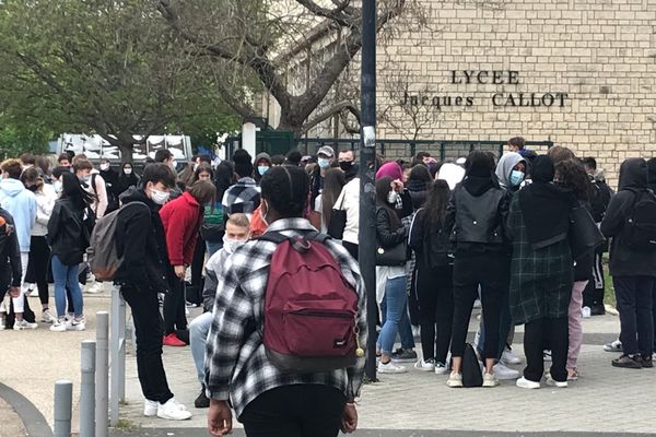 A Vandoeuvre-lès-Nancy, devant le lycée Jacques Callot, mardi 4 mai 2021, des lycéens appellent au blocus pour l’annulation des épreuves du baccalauréat.