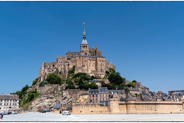 Plein soleil sur le Mont-Saint-Michel, en ce SAMEDI estival.