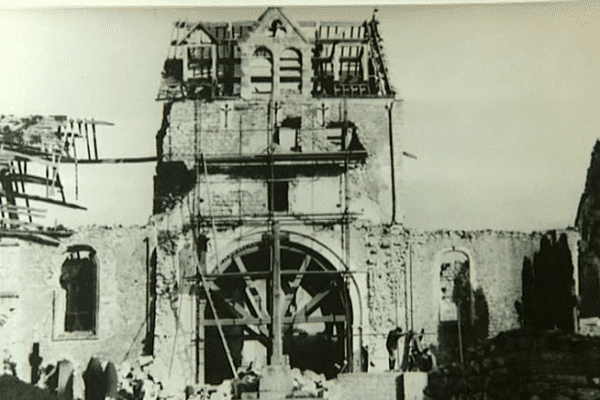 L'église de Graignes a été assiégée par 1000 soldats allemands et bombardée le 11 juin 1944. 