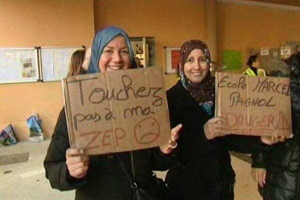 Les parents d'élèves de l'école Marcel Pagnol manifestent contre le remaniement de la carte des ZEP. 