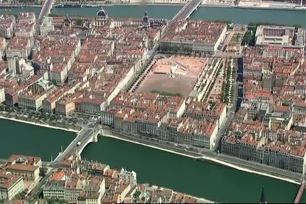 Vue aérienne de la Presqu’île lyonnaise lors d'un survol en avion en 2014