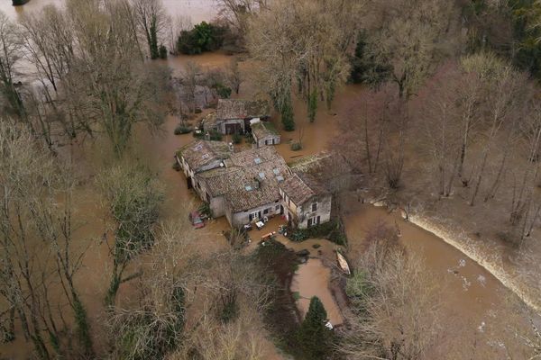 À Saint-Pompain, dans les Deux-Sèvres, l'Autise a débordé, inondant cette maison isolée, jeudi 9 janvier 2025.