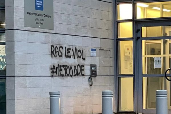 Plusieurs tags ont été inscrits sur les murs de l'université de la Rochelle. Certains mettent en cause des personnes, qui se seraient rendues auteurs de possibles atteintes sexuelles.