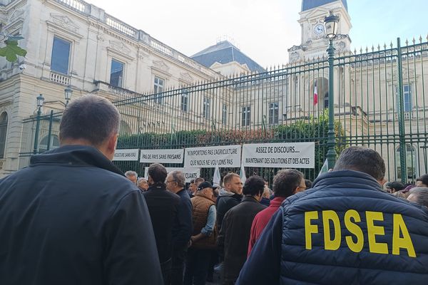 Ce mardi, 200 agriculteurs manifestent devant la préfecture de Nîmes. Mardi 14 novembre 2023.