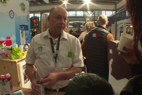 Jean-Luc Pruvot, éleveur laitier dans l'Aisne et président d'une marque de lait équitable, présent au Salon de l'agriculture 2024 dans un contexte de crise agricole.