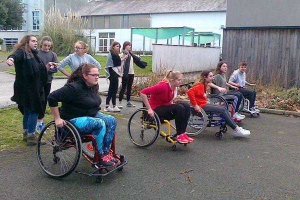 Ces élèves de seconde en section rugby on testé le sprint en en fauteuil roulant