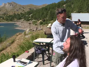 Un salon de coiffure à ciel ouvert face au Lac d'Allos. Une expérience hors du commun proposée par le coiffeur Jean-Christophe Giraudo, à 2.240m d'altitude. "Les photographies réalisées dans le cœur du Parc national ont bénéficié d'une autorisation spécifique conformément à la réglementation en vigueur (2023-212)."