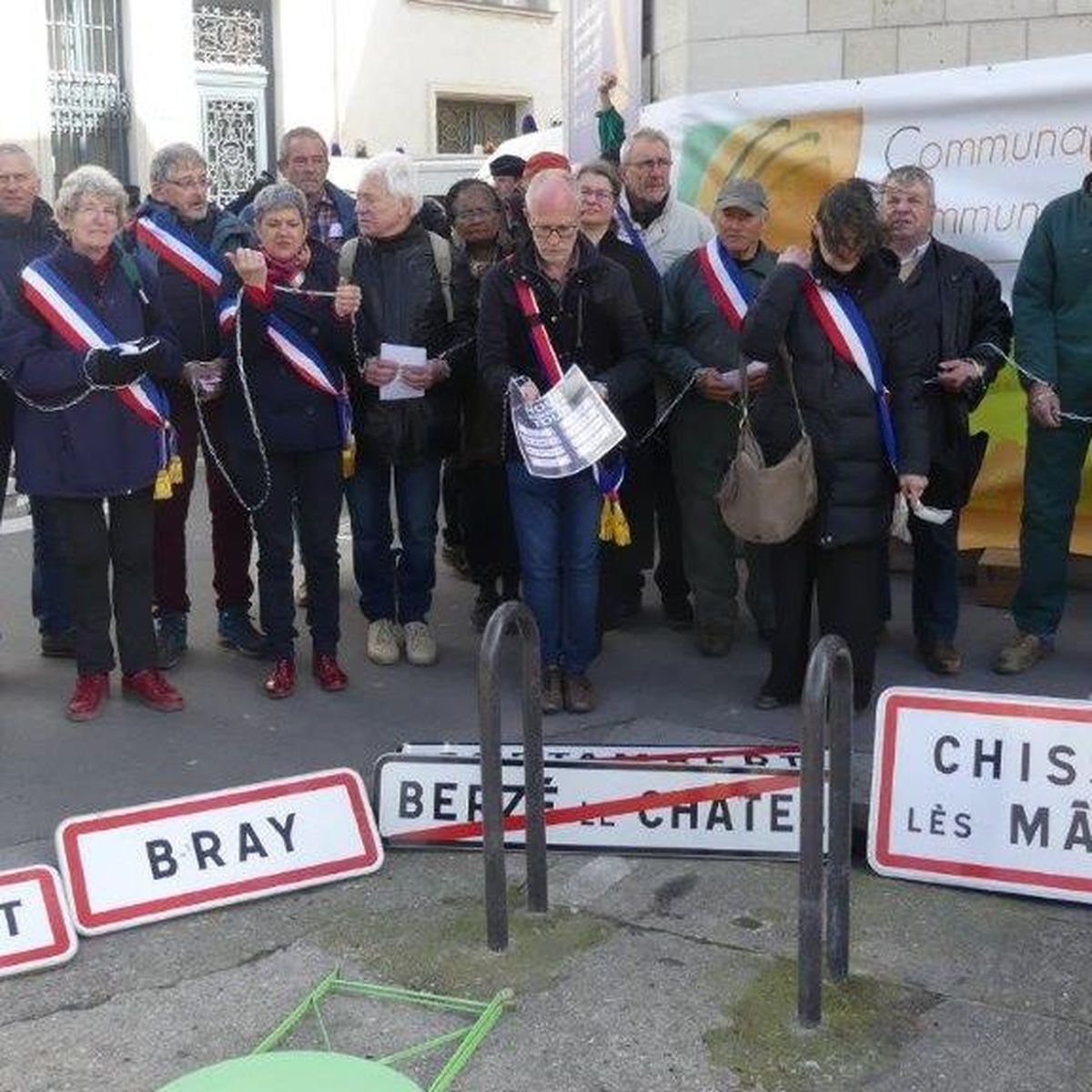 Des Maires Du Clunisois Devant Les Ministeres A Paris Pour Defendre Leurs Agriculteurs