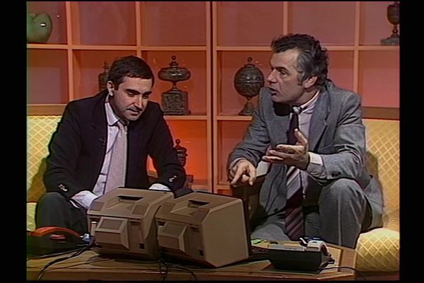 Au début des années 1980, le Minitel est présenté à la télévision comme un appareil révolutionnaire.