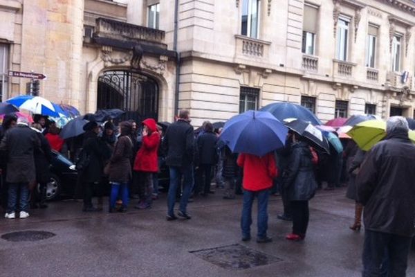 Les manifestants étaient rassemblés devant la préfecture de région samedi 1er février en début d'après-midi