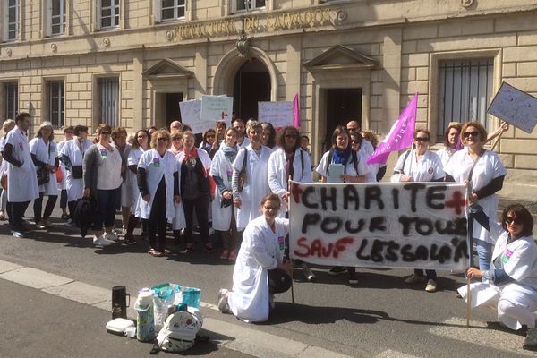 Manifestation des salariés de la Croix-Rouge ce jeudi matin devant la préfecture à Caen