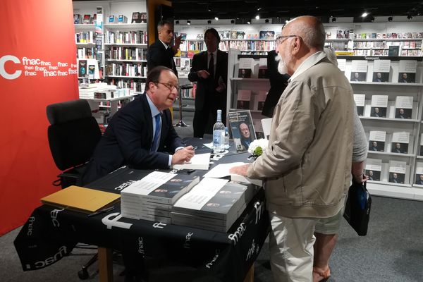 François Hollande en séance de dédicace à Beauvais le lundi 18 juin 2018