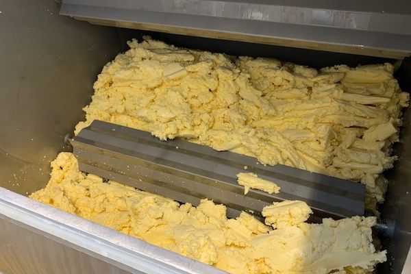 Le beurre est baratté longuement afin d'en extraire l'eau