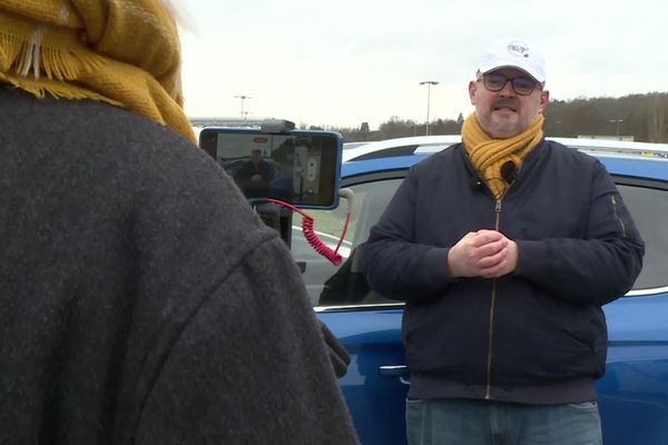 Le youtubeur "Electric Vince" racontes sa "vie en voiture électrique", au cœur du Périgord noir.