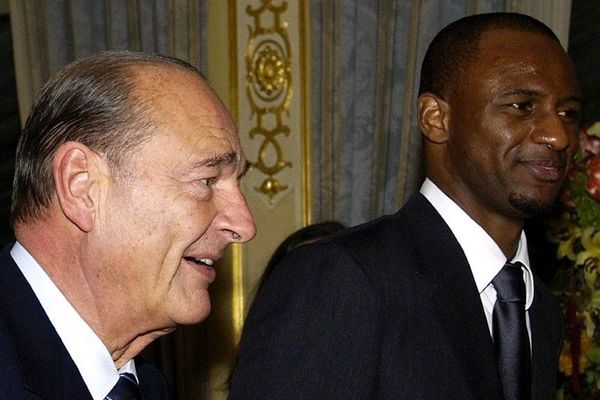 Le Président Jacques Chirac avec Patrick Vieira, capitaine de l'équipe de France à l'ambassade de France à Londres le 18 novembre 2004.