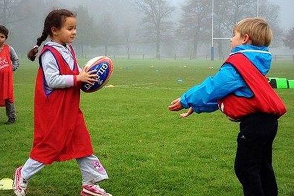 Chaque samedi matin, une vingtaine d’enfants âgés de 6 à 9 ans découvrent au Val de l'Aurence les secrets du rugby.