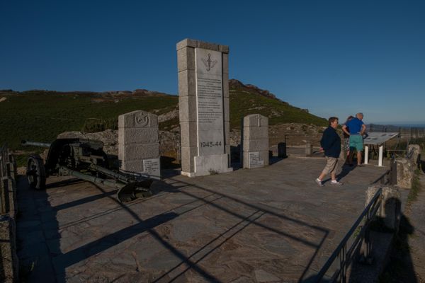 La stèle et le canon qui témoignent de la bataille de Teghime qui s'est déroulée sur les hauteurs de Bastia à partir du 1er octobre 1943.