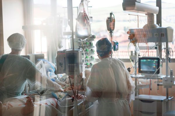 A l'hôpital Henri-Mondor d'Aurillac, les soignants se préparent à un pic épidémique dans les prochains jours.