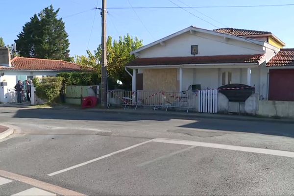 Deux occupantes de cette maison ont été tuées lorsqu'une voiture s'est encastré dans leur façade.