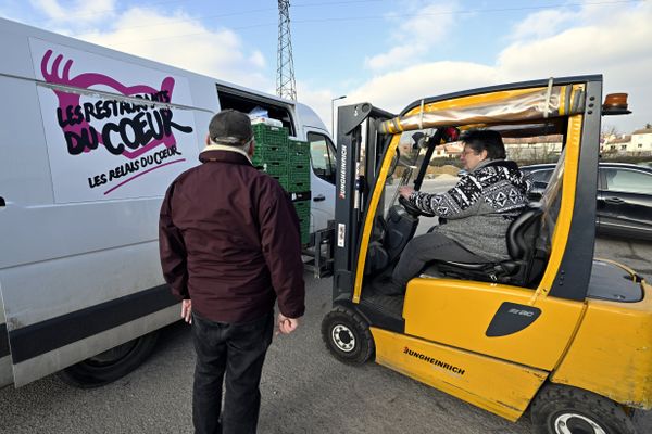 Illustration. À Châteaulin, les roues de secours de neuf véhicules des Restos du cœur ont été dérobées.